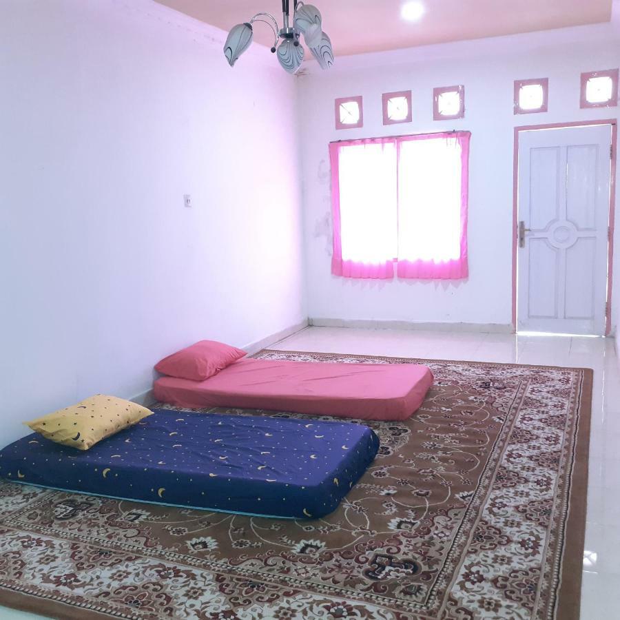 Almira Homestay Near Airport 잠비 외부 사진