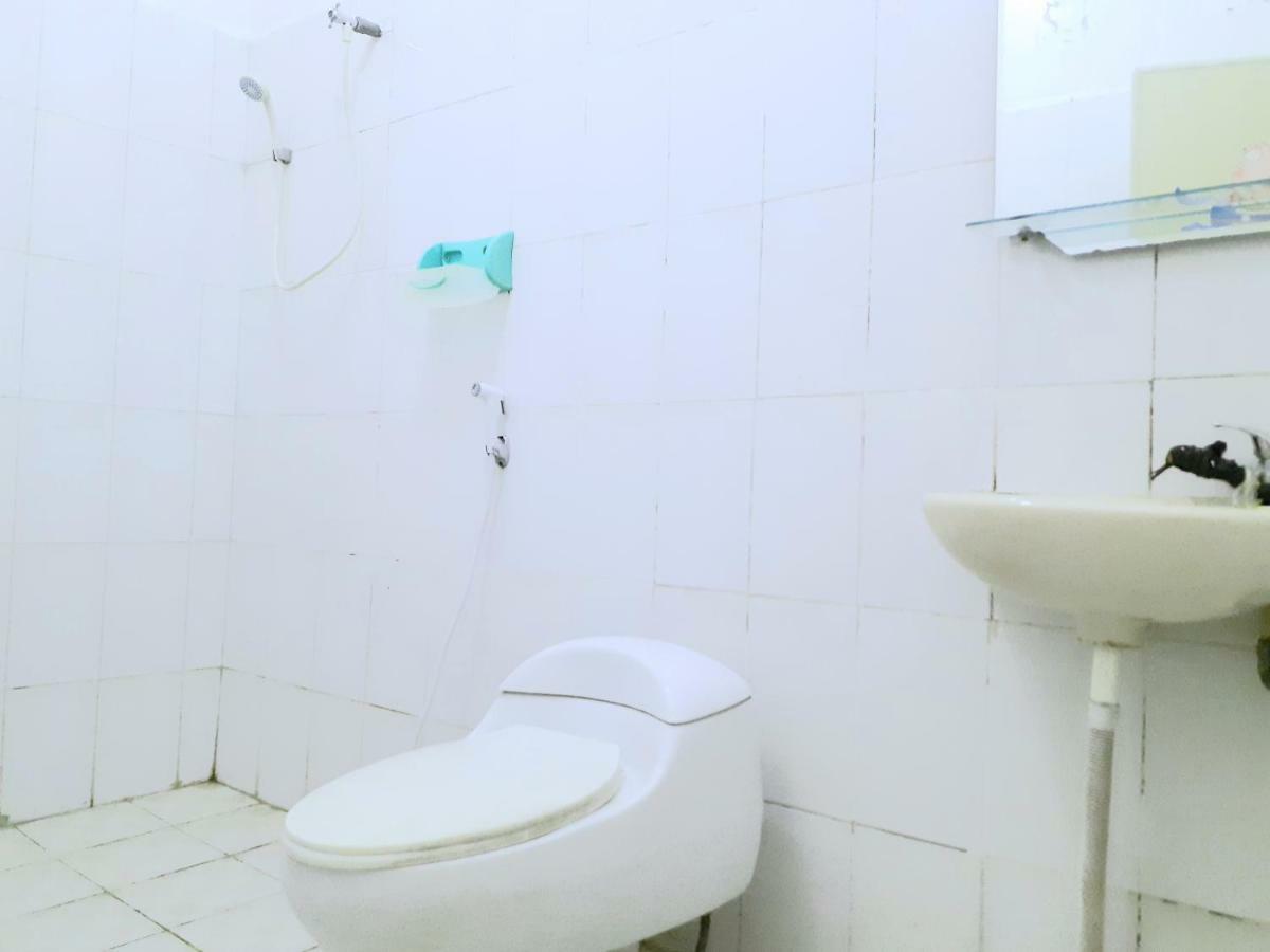 Almira Homestay Near Airport 잠비 외부 사진